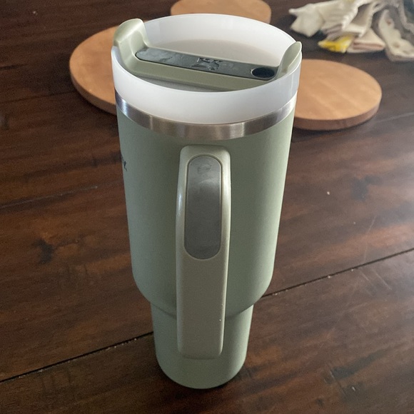 Matte Green 40oz Stanley - Picture 4 of 7